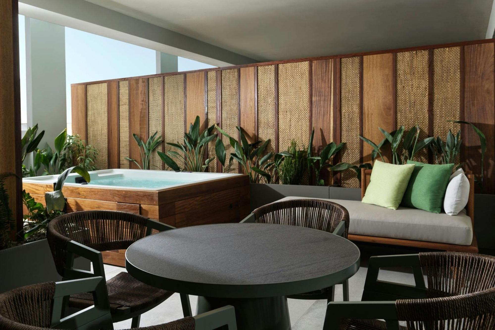 Monasty, Thessaloniki, Autograph Collection Hotel Exterior foto A private hot tub at the hotel