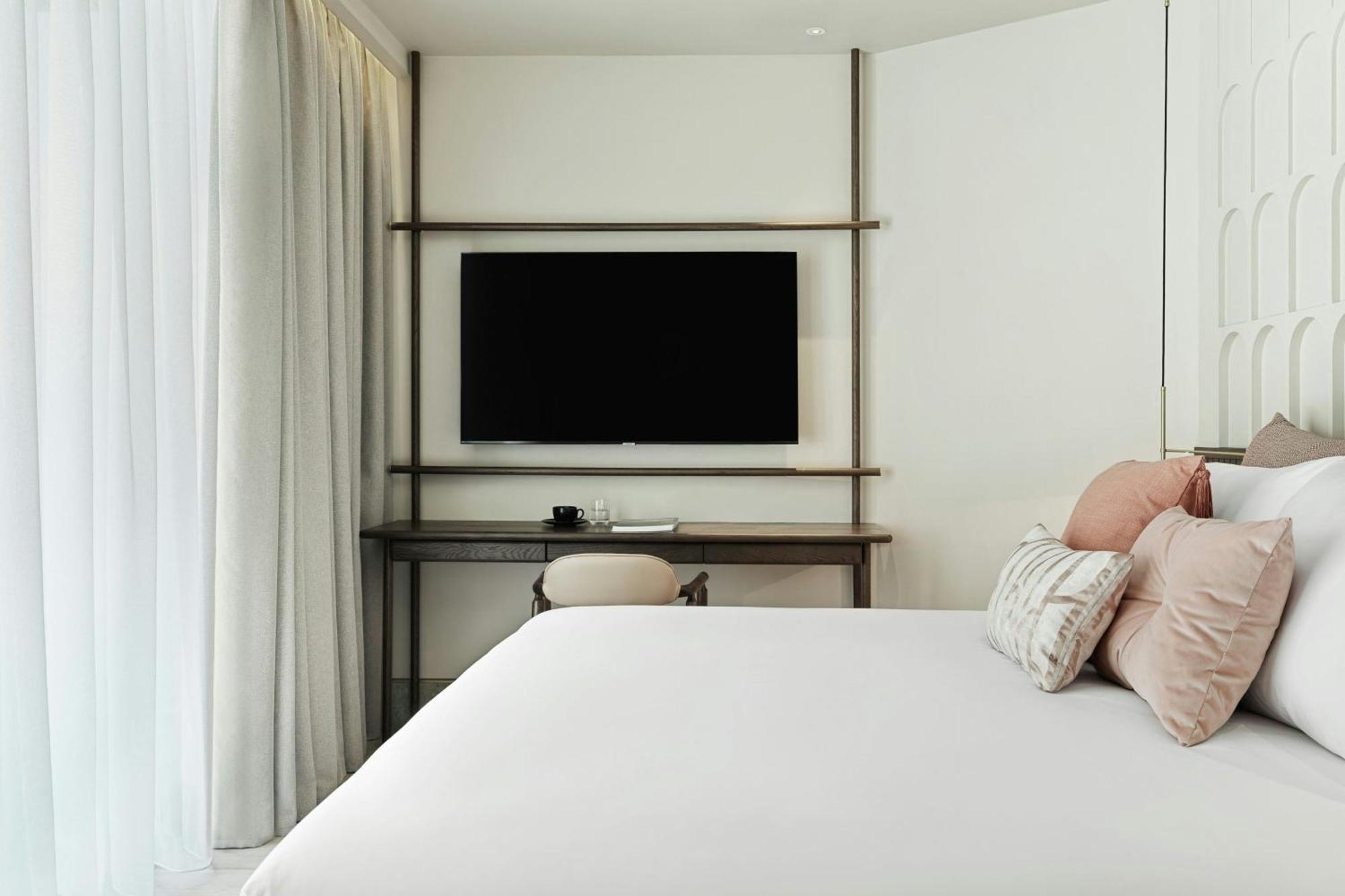 Monasty, Thessaloniki, Autograph Collection Hotel Exterior foto A bedroom at the hotel